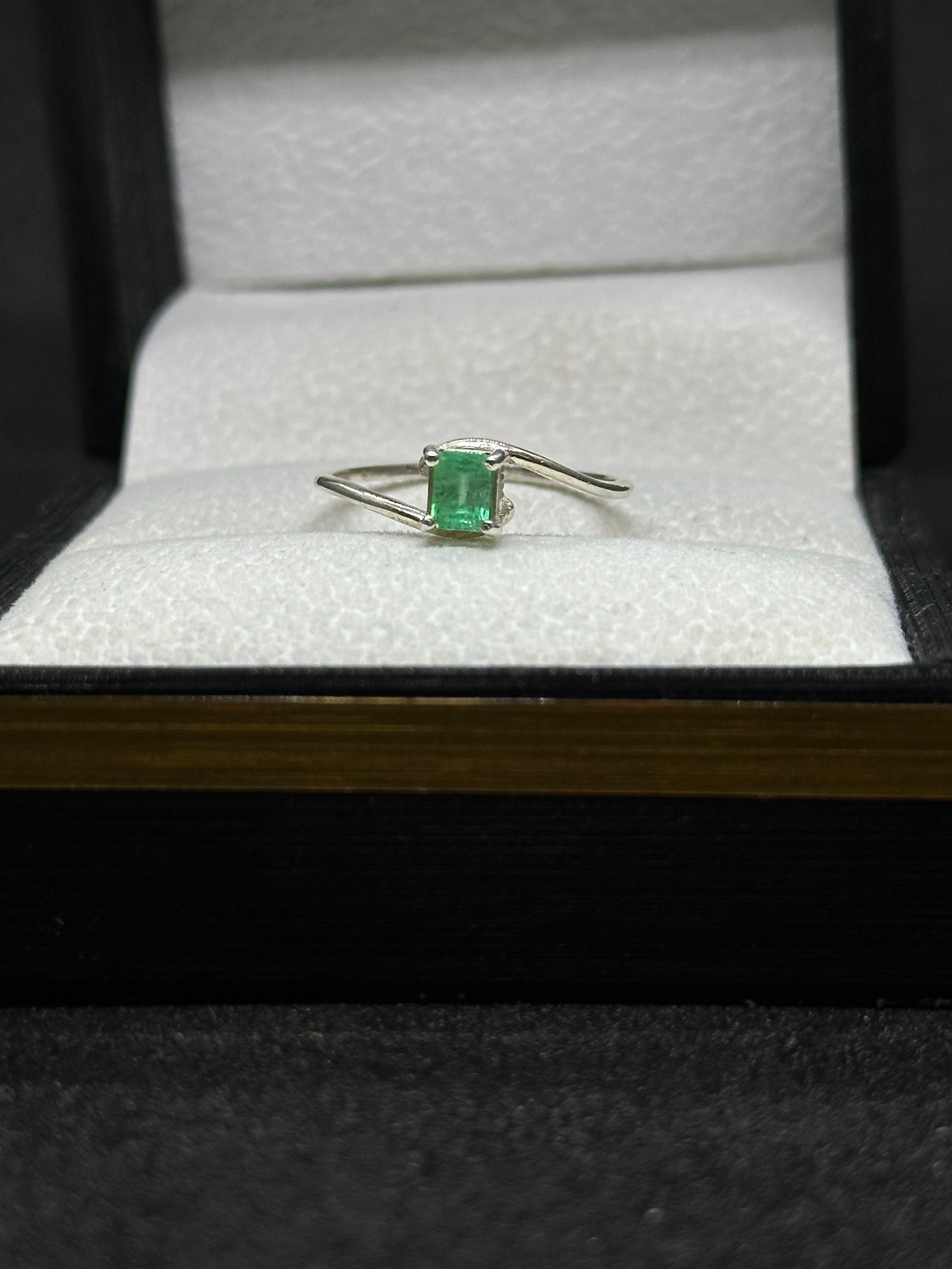 Anillo solitario entrelazado